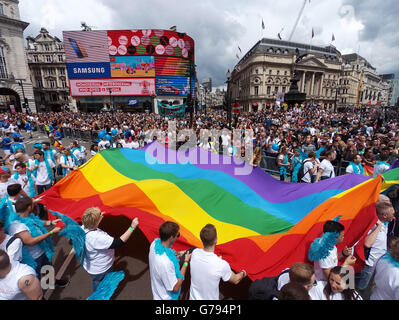 London, UK. 25th June 2016. Giant Rainbow Flag at the Pride London Parade in London where the theme is #nofilter Credit:  Paul Brown/Alamy Live News Stock Photo