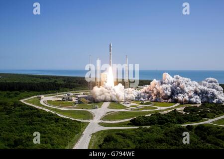 Orlando, Florida, USA. 24th June, 2016. A United Launch Alliance Atlas V rocket carrying the MUOS-5 mission lifts off from Space Launch Complex June 24, 2016 in Cape Canaveral, Florida. Credit:  Planetpix/Alamy Live News Stock Photo