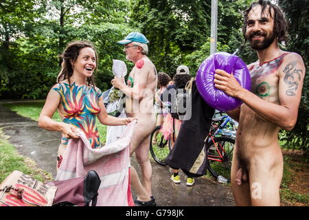 Prague, Czech Republic. 25th June, 2016. Participants are preparing and having time meanwhile. © David Tesinsky/ZUMA Wire/ZUMAPRESS.com/Alamy Live News Stock Photo