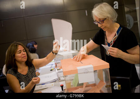June 26, 2016 - Barcelona, Catalonia, Spain.In a polling station of Barcelona a woman casts her vote during the national elections in Spain. Spaniards are voting its second general election after six months of caretaker government. Credit:   Jordi Boixareu/Alamy Live News Stock Photo