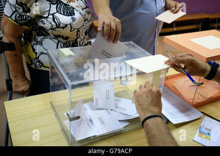 Barcelona. 26th June, 2016. A man casts his vote at a polling station during the Spanish general election, in Barcelona, Spain, June, 26, 2016. Voting began at 9 a.m. local time in the second general election in Spain in six months. Credit:  Pau Barrena/Xinhua/Alamy Live News Stock Photo