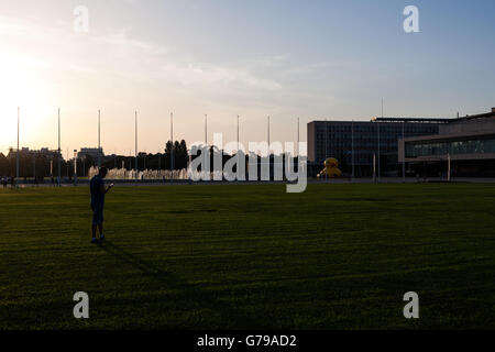 Belgrade, Serbia. 25th June, 2016. Landscape photo of arriving demonstrators in front of Palace of Serbia. In background is huge yellow duck, symbol of the movement. Milos Bojovic/Alamy Live News Stock Photo