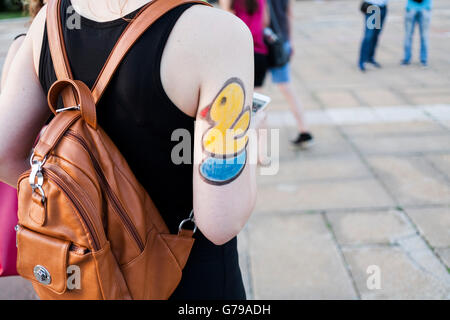 Belgrade, Serbia. 25th June, 2016. Demonstrator girl with yellow duck drawing on her upper arm. Yellow duck is symbol of the movement. Milos Bojovic/Alamy Live News Stock Photo