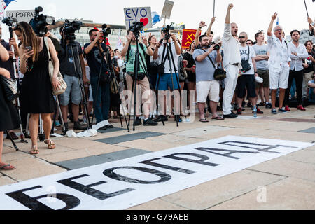 Belgrade, Serbia. 25th June, 2016. Demonstrators and journalists at demonstrations in front of Palace of Serbia. Milos Bojovic/Alamy Live News Stock Photo