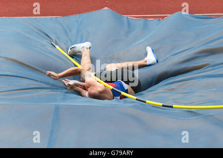 Pole vault athlete falls onto the crash mat during Stock Photo