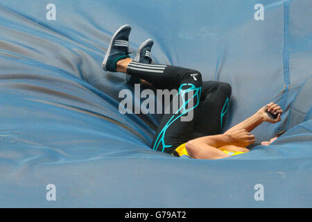 Pole vault athlete falls onto the crash mat during Stock Photo