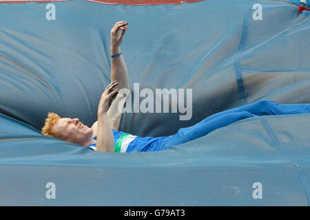 Pole vault athlete falls onto the crash mat during Stock Photo