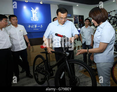 Tianjin, China. 26th June, 2016. Chinese Premier Li Keqiang (2nd R, front) visits a store of Flying Pigeon bicycle during an inspection tour in Tianjin, north China, June 26, 2016. © Pang Xinglei/Xinhua/Alamy Live News Stock Photo