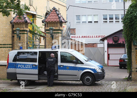 Leipzig, Germany. 26th June, 2016. Members of the German police stand in front of the club house of the motorcycle club Hells Angels in Leipzig, Germany, 26 June 2016. Police investigations are running at full speed after one person was killed and another two were injured in a shoot-out that appears to be related to motorcycle club circles. Photo: SEBASTIAN WILLNOW/dpa/Alamy Live News Stock Photo