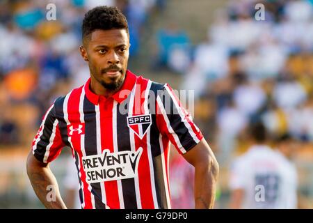 SAO PAULO, Brazil - 26/06/2016: SANTOS X SPFC - Michel Bastos during the game between Santos and S?o Paulo Futebol Clube held at the Estadio Paulo Machado de Carvalho, Pacaembu. The classic is valid for the 11th round of the Brasileir?o Chevrolet 2016. (Photo: Marco Galv?o / FotoArena) Stock Photo