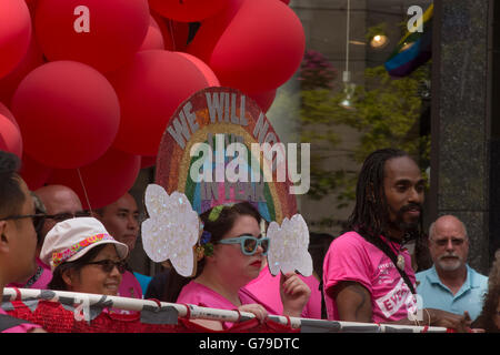 New York, USA. 25th June, 2016. Participants ready themselves for the 2016 Gay Pride parade in New York City Sunday, June 26, 2016. (Shoun A. Hill) Credit:  Shoun Hill/Alamy Live News Stock Photo