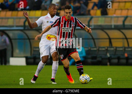 SAO PAULO, Brazil - 26/06/2016: SANTOS X SPFC - John Schmidt during the game between Santos and S?o Paulo Futebol Clube held at the Estadio Paulo Machado de Carvalho, Pacaembu. The classic is valid for the 11th round of the Brasileir?o Chevrolet 2016. (Photo: Marco Galv?o / FotoArena) Stock Photo