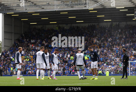 Soccer - Leon Osman Testimonial - Everton v FC Porto - Goodison Park. Everton players warm-up before kick-off Stock Photo