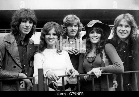 The New Seekers - (l-r) Paul Layton, Lyn Paul, Peter Doyle, Eve Graham and Marty Kristian. They are at Heathrow Airport getting ready to fly to New York. Stock Photo