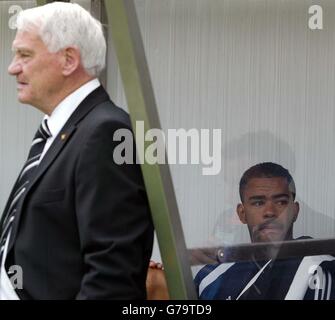 Newcastle United manager Sir Bobby Robson watches his team warm up as Keiron Dyer sits on the bench before the start of the Barclays Premiership match against Tottenham Hotspur at St James' Park. Stock Photo