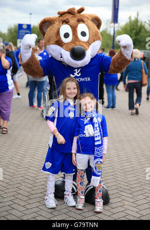 Young fans pose for a photograph with Leicester City mascot Filbert Fox before the Barclays Premier League match at the King Power Stadium, Leicester. PRESS ASSOCIATION Photo. Picture date: Saturday August 16, 2014. See PA story SOCCER Leicester. Photo credit should read: Nick Potts/PA Wire. Stock Photo