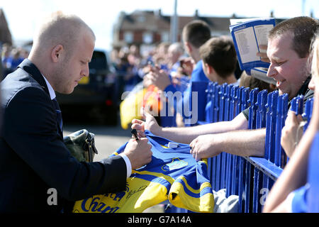 Soccer - Barclays Premier League - Everton v Arsenal - Goodison Park. Everton's Steven Naismith signs autographs for fans at the players parade Stock Photo