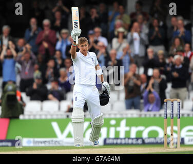 Cricket - Investec Test Series - Fifth Test - England v India - Day Three - The Kia Oval. England's Joe Root reaches his century against India during the Fifth Test at The Kia Oval, London. Stock Photo