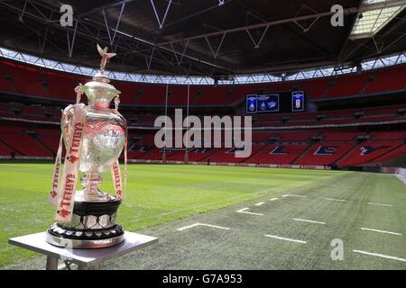 Rugby League - Tetley's Challenge Cup Final - Castleford Tigers v Leeds Rhinos - Castleford Tigers Walkabout - Wembley Stadium Stock Photo