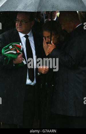 Wife of former Taoiseach Albert Reynolds Kathleen Reynolds flanked by two sons Albert (left) and Philip at Shanganagh Cemetery in Shankill, Dublin, for his internment following his funeral service at Church of the Sacred Heart in Donnybrook. Stock Photo