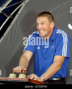 Four-times Olympic gold medallist Matthew Pinsent pulls a switch to open the Regent Street International Festival in London, in aid of Children in Need. Stock Photo