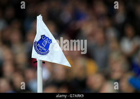 Detail view of the Everton badge on a corner flag during the Barclays Premier League match at Goodison Park, Liverpool. PRESS ASSOCIATION Photo. Picture date: Saturday August 30, 2014. See PA story SOCCER Everton. Photo credit should read: Peter Byrne/PA Wire. Stock Photo