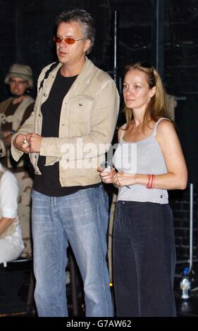 American actor Tim Robbins, the writer and director, with former Bill actress and Assistant Director Samantha Robson during rehearsals of 'Embedded' at the Riverside Studios in Hammersmith, west London. The powerful sattirical play runs from 31 August to 23 October. After being publicily vilified for opposing the war in Iraq, Tim Robbins, wrote 'Embedded' which has been produced to acclaim in Los Angeles and New York. Stock Photo