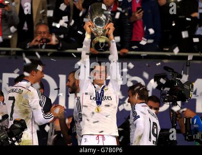 Soccer - 2014 UEFA Super Cup - Sevilla v Real Madrid - Cardiff City Stadium. Real Madrid's Gareth Bale lifts the UEFA Super Cup trophy during the UEFA Super Cup Final at the Cardiff City Stadium, Cardiff. Stock Photo