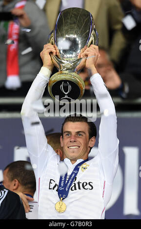 Real Madrid's Gareth Bale lifts the trophy after winning the UEFA Super Cup Final at the Cardiff City Stadium, Cardiff. Stock Photo