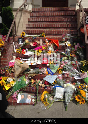 Floral tributes outside the house in Steiner Street, San Francisco where Mrs Doubtfire was filmed. The star of the film, Robin Williams, was found dead in a suspected suicide at the age of 63 at his home in the town of Tiburon, California. Stock Photo