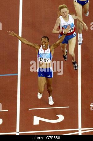 Britain's Kelly Holmes on her way to gold in the 1500m at the Athens Olympics, Saturday August 28, 2004, to add to her gold in the 800m on Monday. Stock Photo
