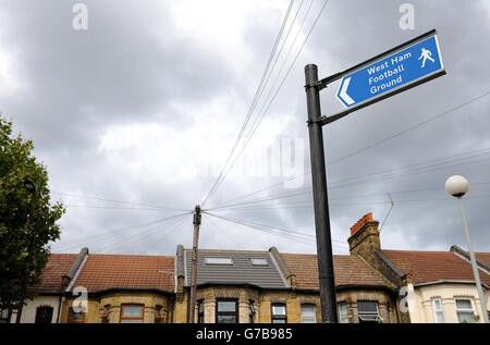 Soccer - Barclays Premier League - West Ham United v Southampton - Upton Park. A view of a street sign pointing towards Upton Park Stock Photo