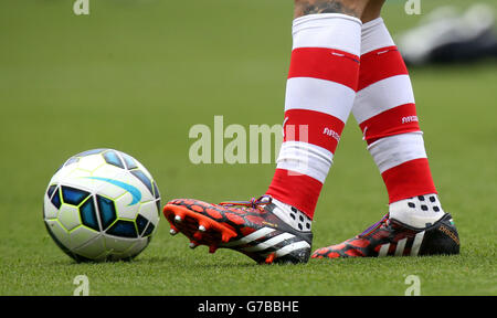 Soccer - Barclays Premier League - Arsenal v Manchester City - Emirates Stadium. Rainbow laces can be seen on the boots of Arsenal's Aaron Ramsey during the warm up Stock Photo