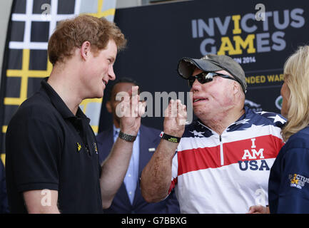 Prince Harry with Israel Del Toro Jrn, a US Air Force Tech. Sgt. who was injured in Afghanistan in 2005, at the Lee Valley VeloPark, at Queen Elizabeth Olympic Park, London, during day four of the Invictus Games Athletics competition. Stock Photo