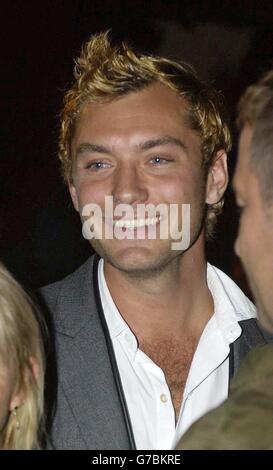 Actor Jude Law backstage at his ex-wife, fashion designer Sadie Frost's London Fashion Week Spring/Summer 2005 show, held at Titanic, Brewer Street in central London. Stock Photo