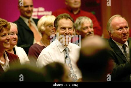 Britain's Prime Minister Tony Blair (centre) listens to questions from local Brighton residents at a question and answer session in Brighton. Violence in Iraq threatens to overshadow the start of Tony Blair's party conference on Sunday as the prime minister struggles to turn attention to the domestic agenda ahead of the next election, expected next year. Stock Photo