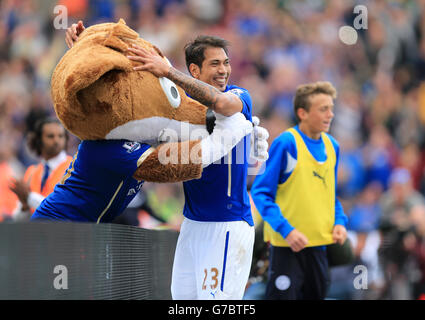 Soccer - Barclays Premier League - Leicester City v Manchester United - King Power Stadium. Leicester City's Leonardo Ulloa celebrates scoring their fifth goal of the game with club mascot Filbert Fox Stock Photo