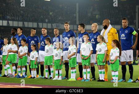 Soccer - UEFA Europa League - Group H - Everton v VfL Wolfsburg - Goodison Park. Everton team and mascots before kick off. Stock Photo