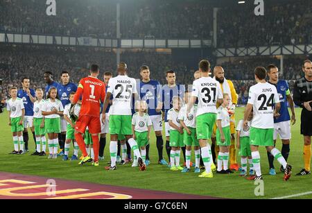 Soccer - UEFA Europa League - Group H - Everton v VfL Wolfsburg - Goodison Park. Everton team and mascots before kick off. Stock Photo