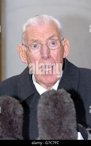 Democratic Unionist party leader, the Reverend Ian Paisley, speaking to the press after a meeting with Taoiseach, Bertie Ahern and new Minister for Foreign Affairs Dermot Ahern to discuss the future of the power sharing executive in Northern Ireland, at Government Buildings, Dublin, Ireland. See PA story by Victoria Ward. Stock Photo