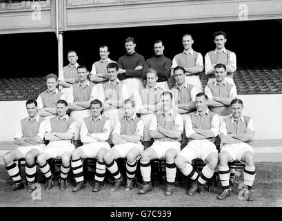 Arsenal squad for the 1949/1950 season. (front row l-r) Ian McPherson, James Logie, Douglas Lishman, Harry Goring, Donald Roper, Reginald Lewis and Frederick Cox. (middle row l-r) Alexander Forbes, Alfred Fields, Leslie Compton, Archibald MaCaulay, Denis Compton and Thomas Vallance. (Back row l-r) Lawrence Scott, Walley Barnes, Edward Platt, George Swindin, Lionel Smith and Raymond Daniel. Stock Photo