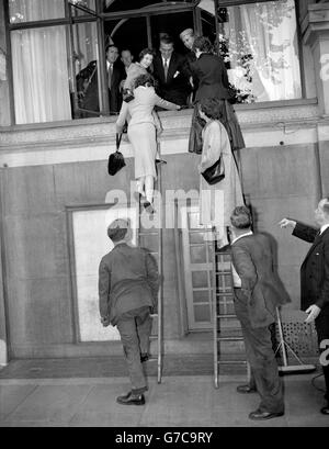 Janet Leigh and Victor Mature at London's Savoy Hotel, before they were due to start filming 'Safari' at Elstree studios. Film fans used ladders to catch a glimpse of their favourite Hollywood stars. Stock Photo
