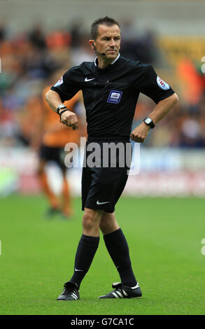 Soccer - Sky Bet Championship - Wolverhampton Wanderers v Blackburn Rovers - Molineux. Referee Keith Stroud Stock Photo