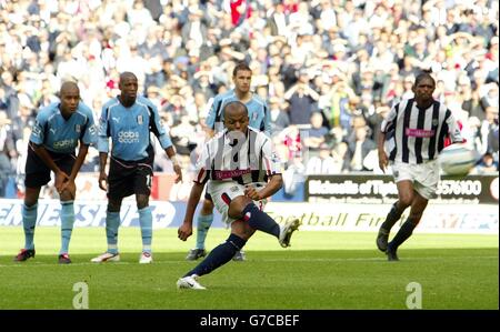 West Bromwich Albion's Robert Earnshaw misses his first half penalty against Fulham during the Barclays Premiership match at The Hawthorns, West Bromwich, Saturday September 18, 2004. Stock Photo