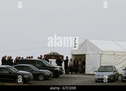 The coffin of former Democratic Unionist Party (DUP) leader and First Minister Rev Ian Paisley is carried to his grave at the Free Presbyterian Church in Ballygowan, Northern Ireland. Stock Photo