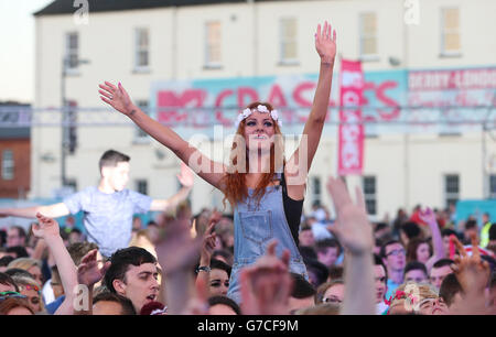 A woman in the crowd at the MTV Crashes Derry-Londonderry concert at Ebrington Square in Londonderry. Stock Photo