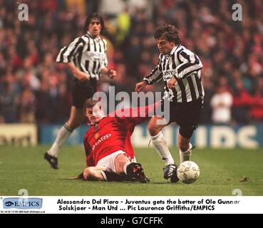 UEFA CHAMPIONS LEAGUE SOCCER - Manchester United v Juventus. Alessandro Del Piero - Juventus gets the better of Ole Gunnar Solskjaer - Manchester United Stock Photo