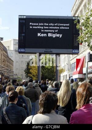 The two minutes silence for Ken Bigley is observed in Liverpool's city centre, following the death of Iraqi hostage Ken Bigley last Thursday. Stock Photo