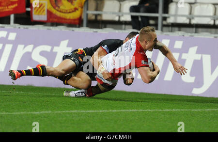Rugby League - First Utility Super League - Play Off - St Helens v Catalans - Langtree Park Stock Photo