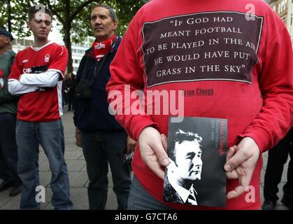 A Nottingham Forest fan at the memorial sevice to legendary football manager Brian Clough in the Old Market Square, Nottingham. Former players and dignataries gathered at the public event which is the first of many tributes to Clough, who died of stomach cancer on Monday aged 69. It was followed by a minute's silence at Nottingham Forest's City Ground, ahead of the club's match against West Ham. Stock Photo